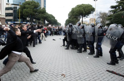 Pendukung Partai Sosialis oposisi Albania bentrok dengan polisi selama rapat umum anti-pemerintah di Tirana