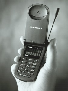Star Tac Motorola adalah ponsel pertama yang muat di tangan. 