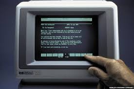 Foto HP-150, komputer pertama yang dipasarkan dengan layar sentuh.  Itu didasarkan pada jaringan pemancar dan penerima inframerah yang mendeteksi unsur non-transparan di layar.