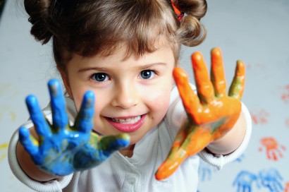 Gadis kecil bermain dengan warna