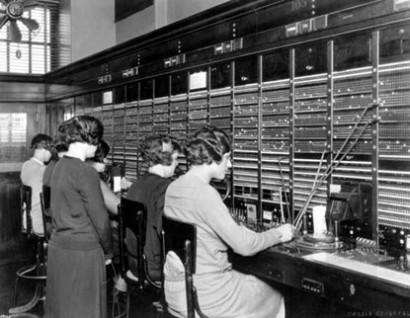 Mantan switchboard, saat ini disebut call center dari mana panggilan masuk terhubung secara manual dengan departemen perusahaan yang sesuai.  Itu juga melakukan hal yang sama dengan panggilan keluar.